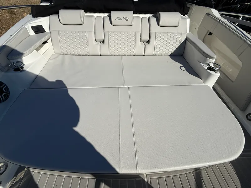 Slide: The Image of Sea Ray Sundancer 320 2026 - 12