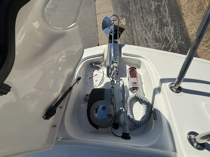 Slide: The Image of Sea Ray Sundancer 320 2026 - 14