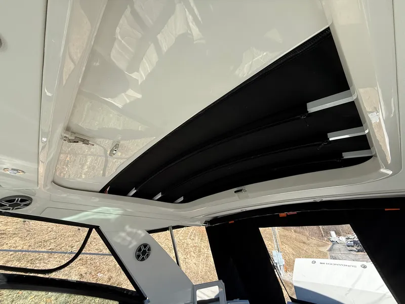 Slide: The Image of Sea Ray Sundancer 320 2026 - 16