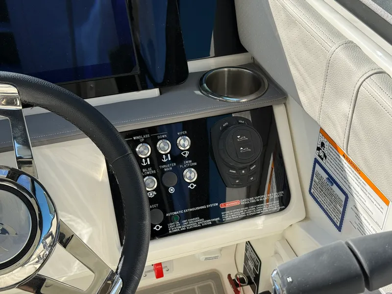 Slide: The Image of Sea Ray Sundancer 320 2026 - 18