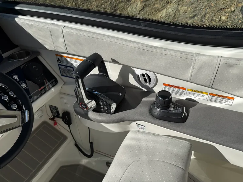 Slide: The Image of Sea Ray Sundancer 320 2026 - 19