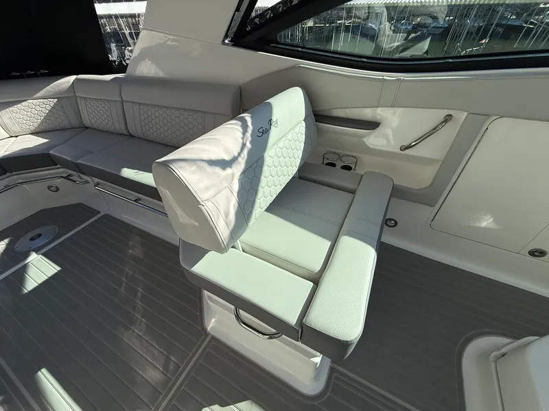 Slide: The Image of Sea Ray Sundancer 320 2026 - 24