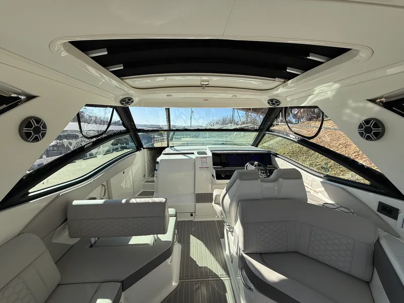 Slide: The Image of Sea Ray Sundancer 320 2026 - 27
