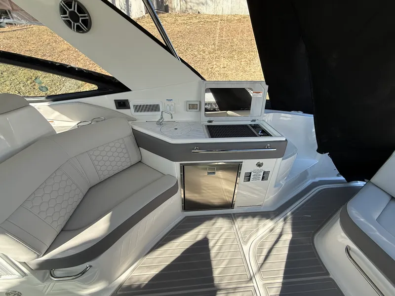 Slide: The Image of Sea Ray Sundancer 320 2026 - 28