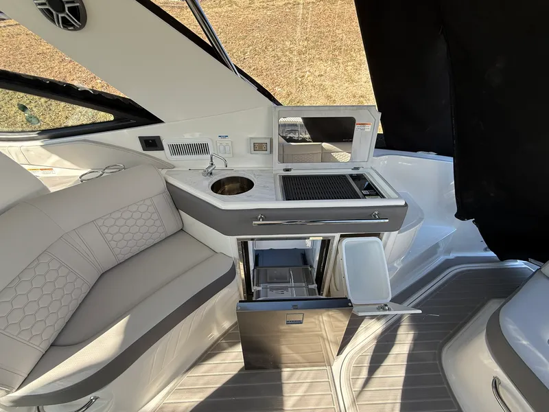 Slide: The Image of Sea Ray Sundancer 320 2026 - 29