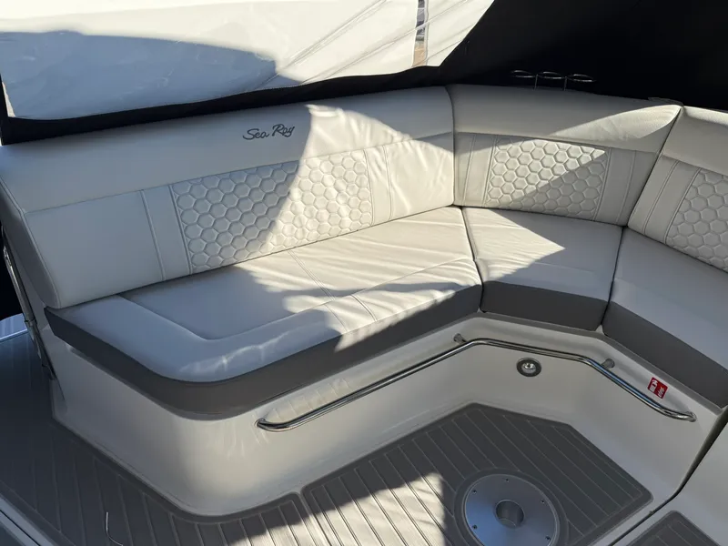 Slide: The Image of Sea Ray Sundancer 320 2026 - 30