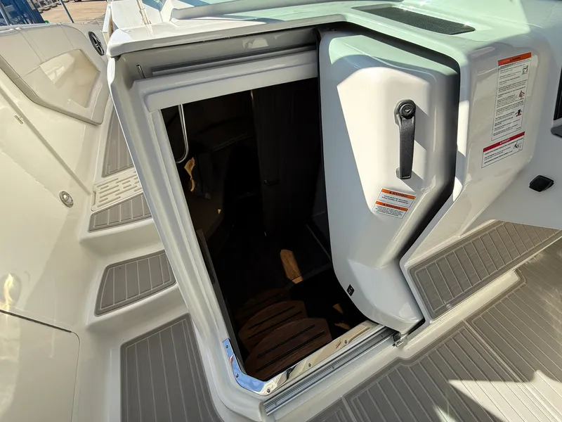 Slide: The Image of Sea Ray Sundancer 320 2026 - 33