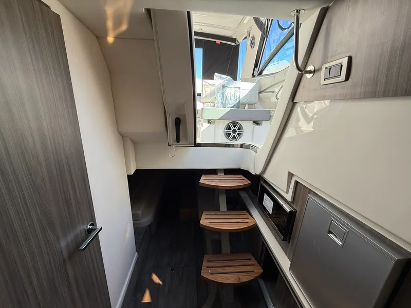 Slide: The Image of Sea Ray Sundancer 320 2026 - 35