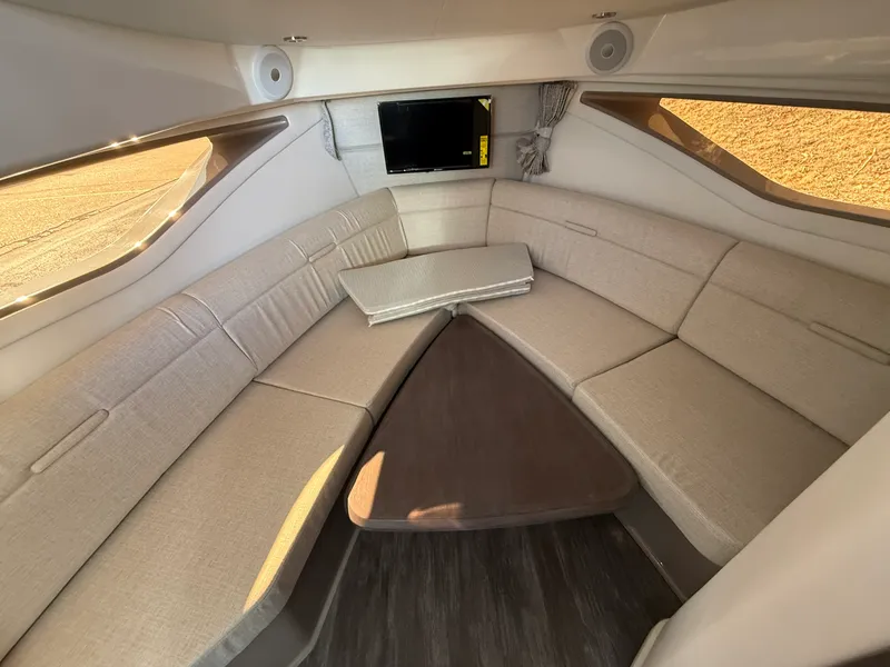 Slide: The Image of Sea Ray Sundancer 320 2026 - 36