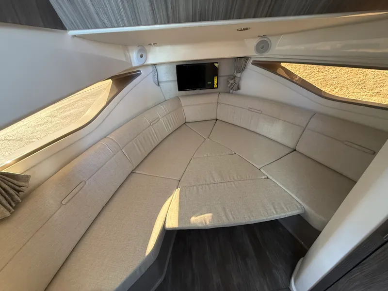 Slide: The Image of Sea Ray Sundancer 320 2026 - 37