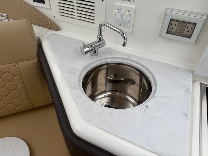 Slide: The Image of Sea Ray 320 DA 2023 - 10