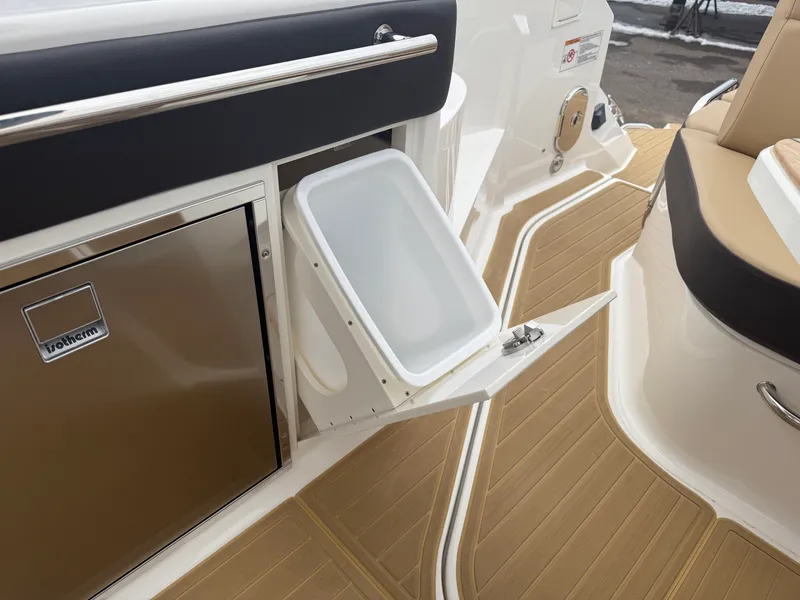 Slide: The Image of Sea Ray 320 DA 2023 - 12