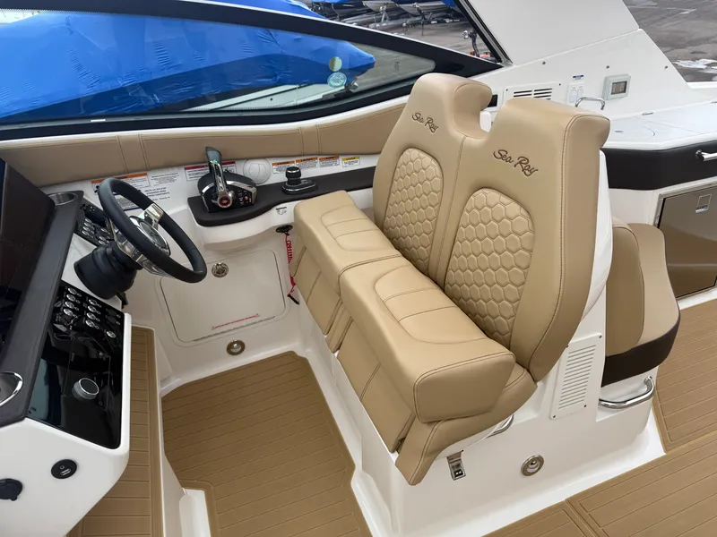 Slide: The Image of Sea Ray 320 DA 2023 - 15
