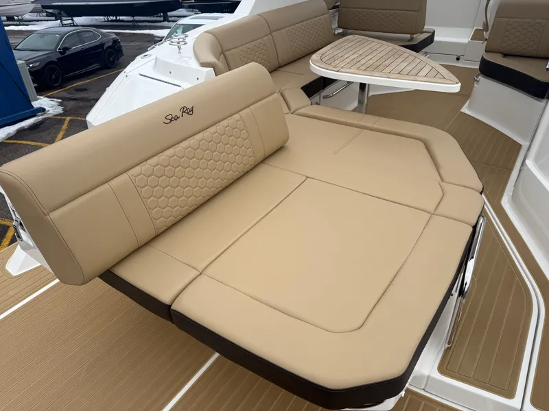 Slide: The Image of Sea Ray 320 DA 2023 - 24