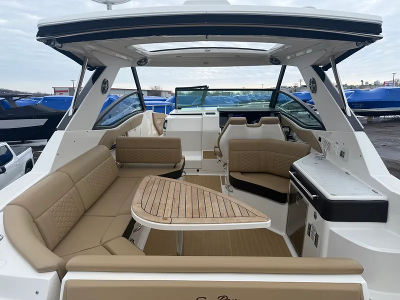 Slide: The Image of Sea Ray 320 DA 2023 - 25