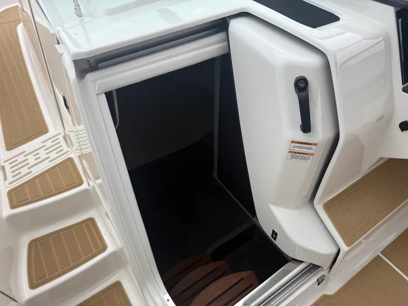 Slide: The Image of Sea Ray 320 DA 2023 - 26