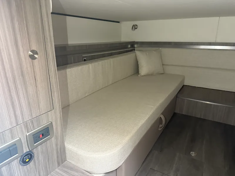 Slide: The Image of Sea Ray 320 DA 2023 - 29