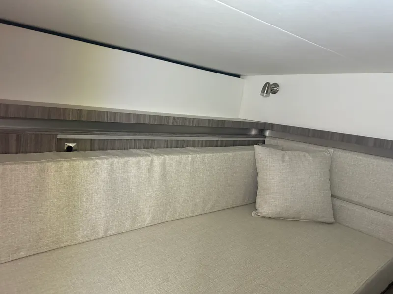 Slide: The Image of Sea Ray 320 DA 2023 - 31