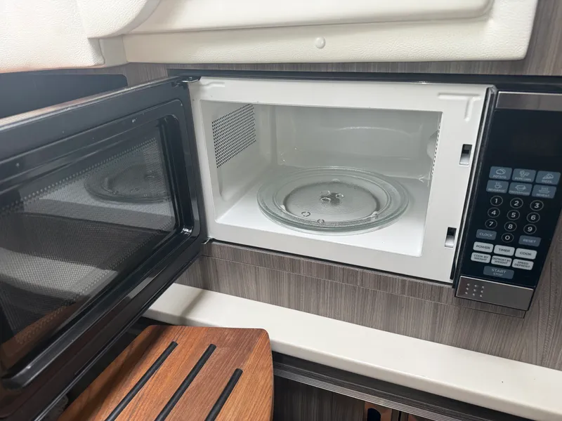 Slide: The Image of Sea Ray 320 DA 2023 - 33