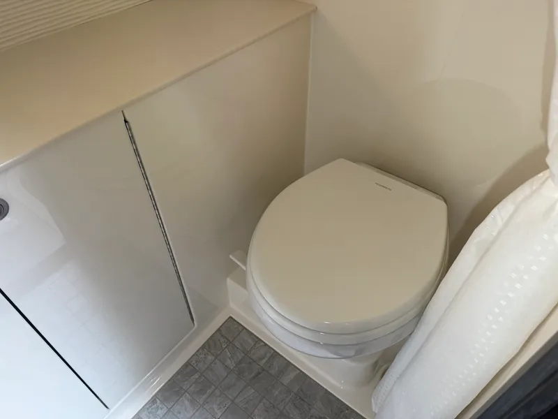 Slide: The Image of Sea Ray 320 DA 2023 - 36