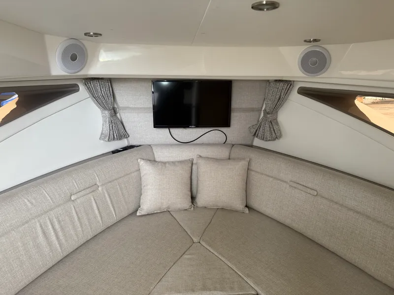 Slide: The Image of Sea Ray 320 DA 2023 - 37