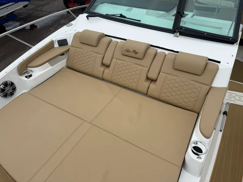 Slide: The Image of Sea Ray 320 DA 2023 - 41