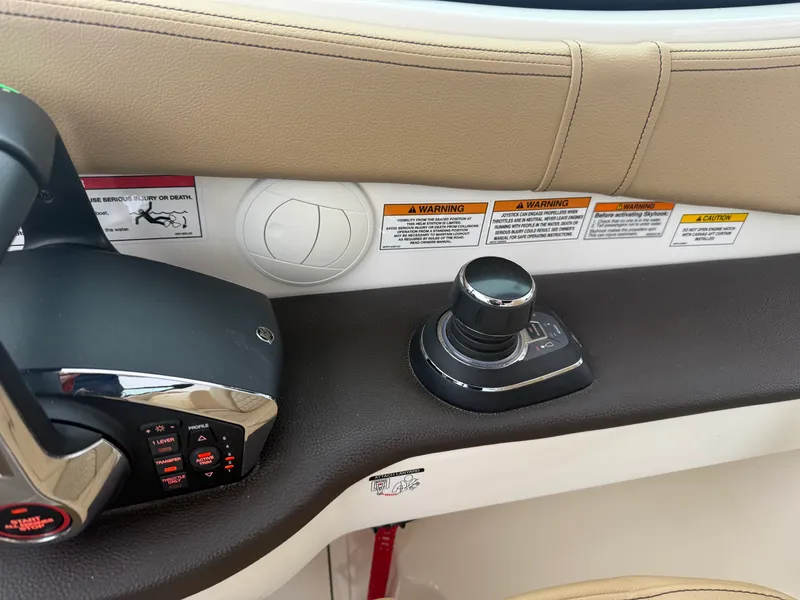 Slide: The Image of Sea Ray 320 DA 2023 - 46