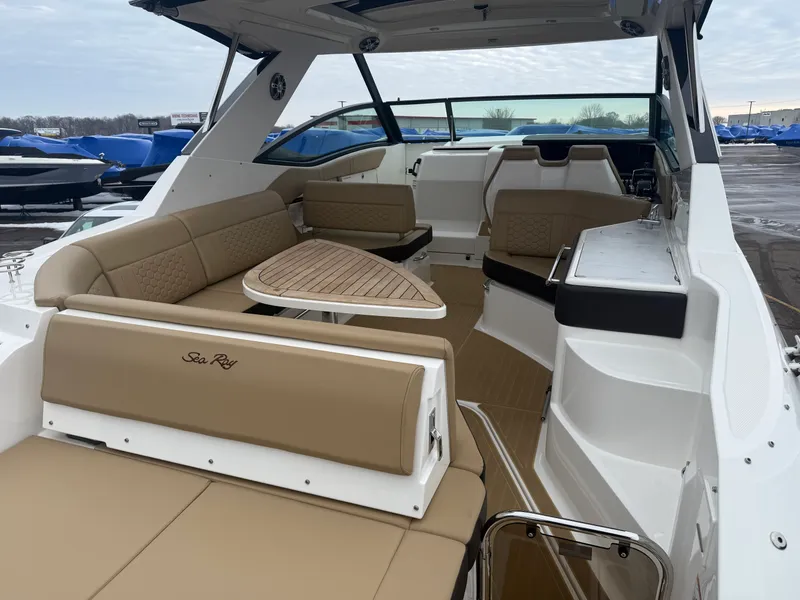 Slide: The Image of Sea Ray 320 DA 2023 - 48