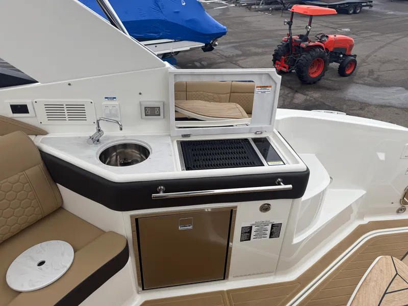 Slide: The Image of Sea Ray 320 DA 2023 - 8