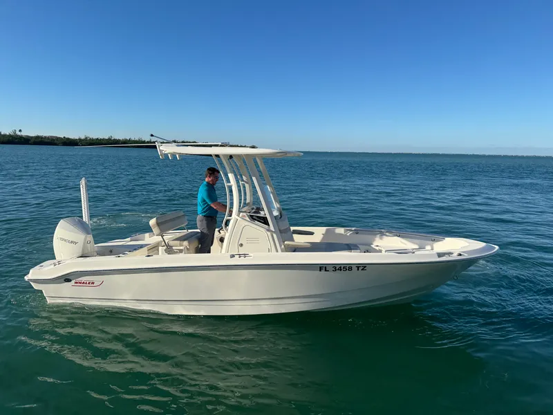 Slide: The Image of Boston Whaler 220 DAUNTLESS 2025 - 10