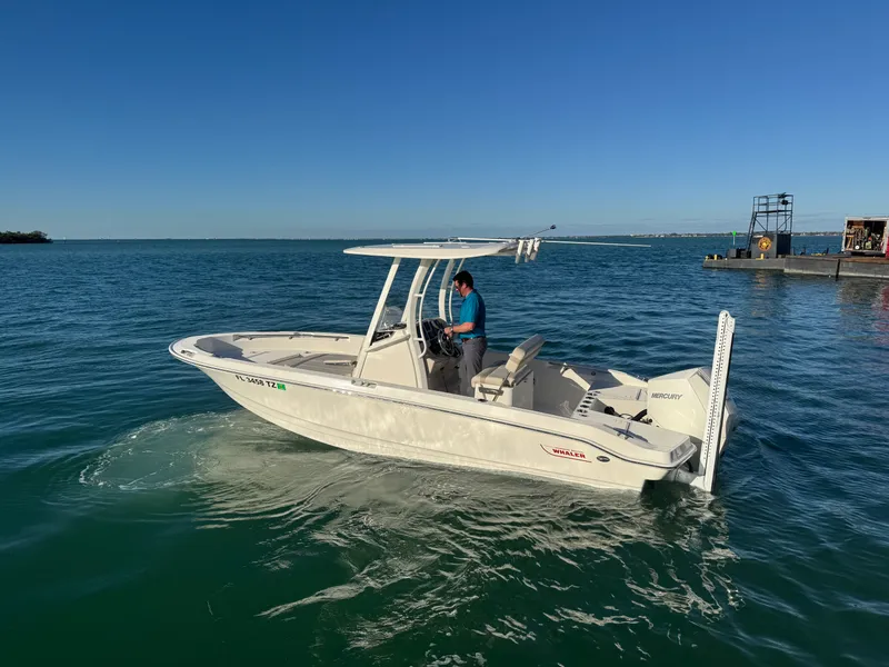 Slide: The Image of Boston Whaler 220 DAUNTLESS 2025 - 12