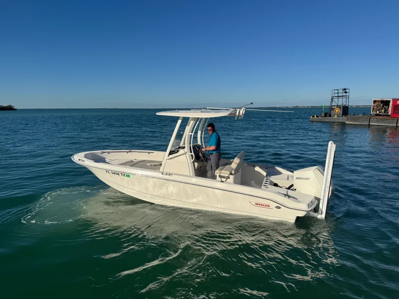 Slide: The Image of Boston Whaler 220 DAUNTLESS 2025 - 13