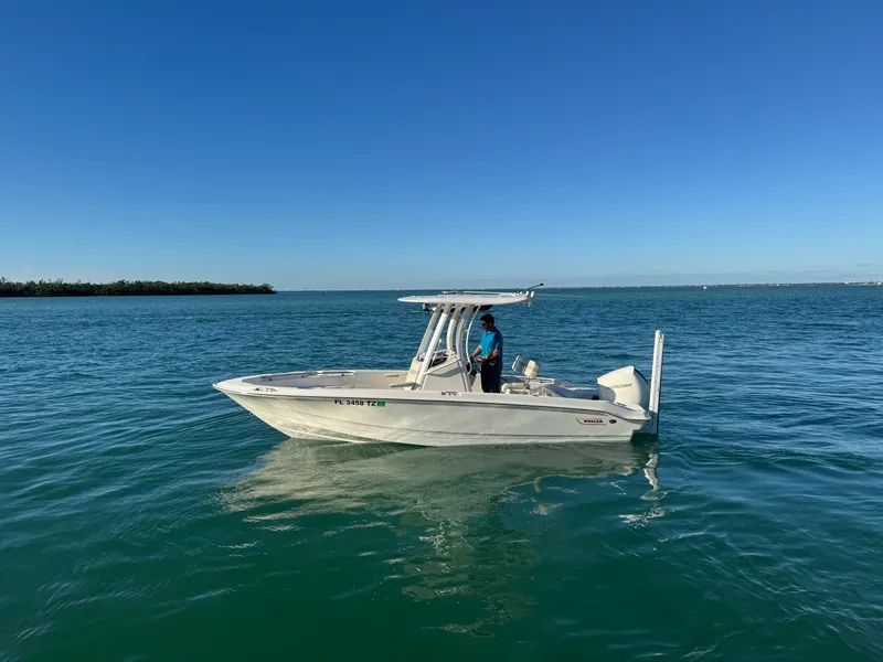 Slide: The Image of Boston Whaler 220 DAUNTLESS 2025 - 14