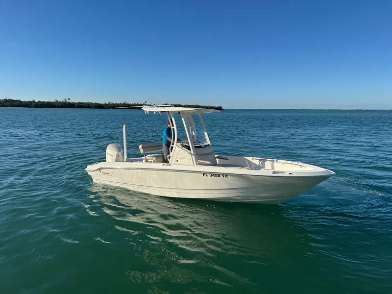 Slide: The Image of Boston Whaler 220 DAUNTLESS 2025 - 15