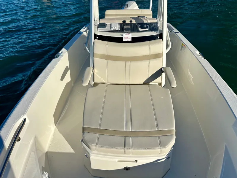 Slide: The Image of Boston Whaler 220 DAUNTLESS 2025 - 17