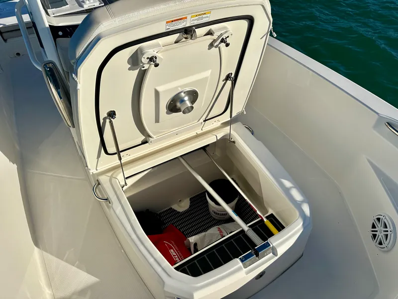 Slide: The Image of Boston Whaler 220 DAUNTLESS 2025 - 21