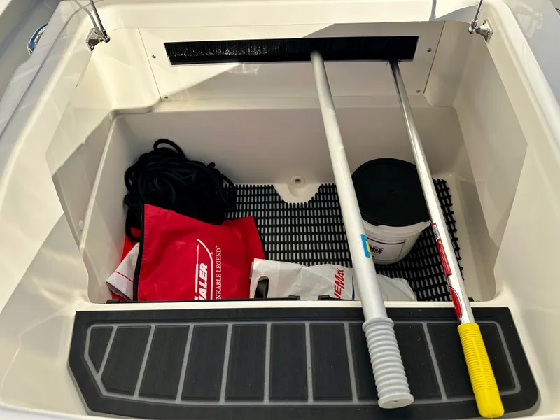 Slide: The Image of Boston Whaler 220 DAUNTLESS 2025 - 22