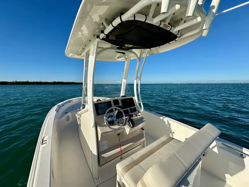 Slide: The Image of Boston Whaler 220 DAUNTLESS 2025 - 23