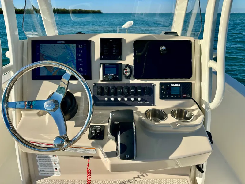 Slide: The Image of Boston Whaler 220 DAUNTLESS 2025 - 24