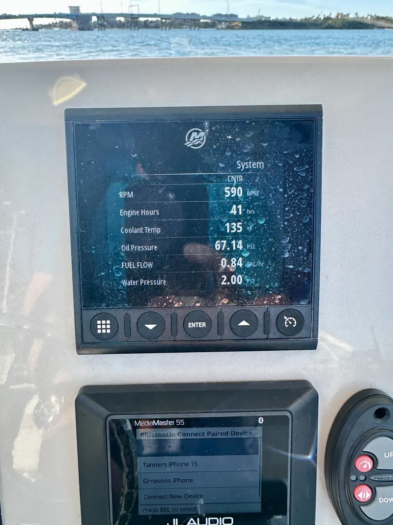 Slide: The Image of Boston Whaler 220 DAUNTLESS 2025 - 25