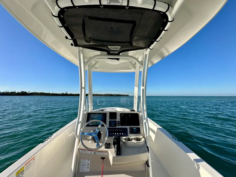 Slide: The Image of Boston Whaler 220 DAUNTLESS 2025 - 26