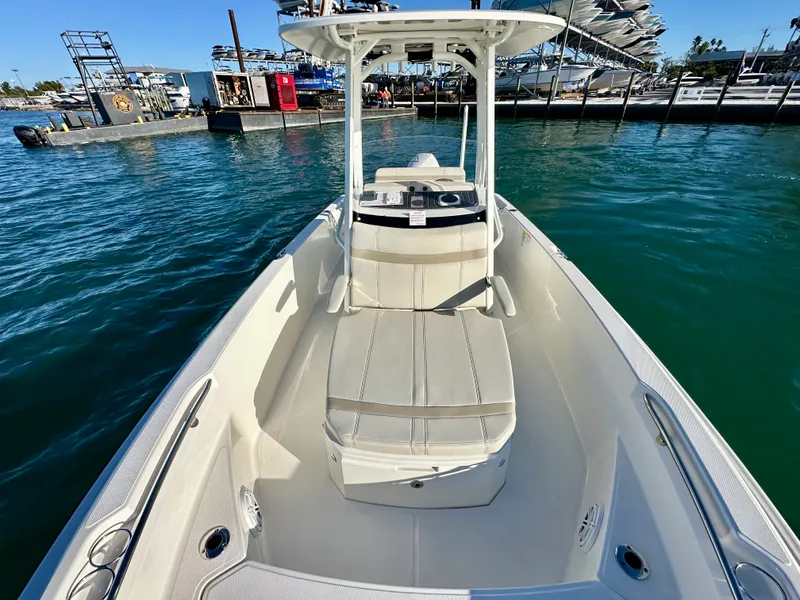 Slide: The Image of Boston Whaler 220 DAUNTLESS 2025 - 27