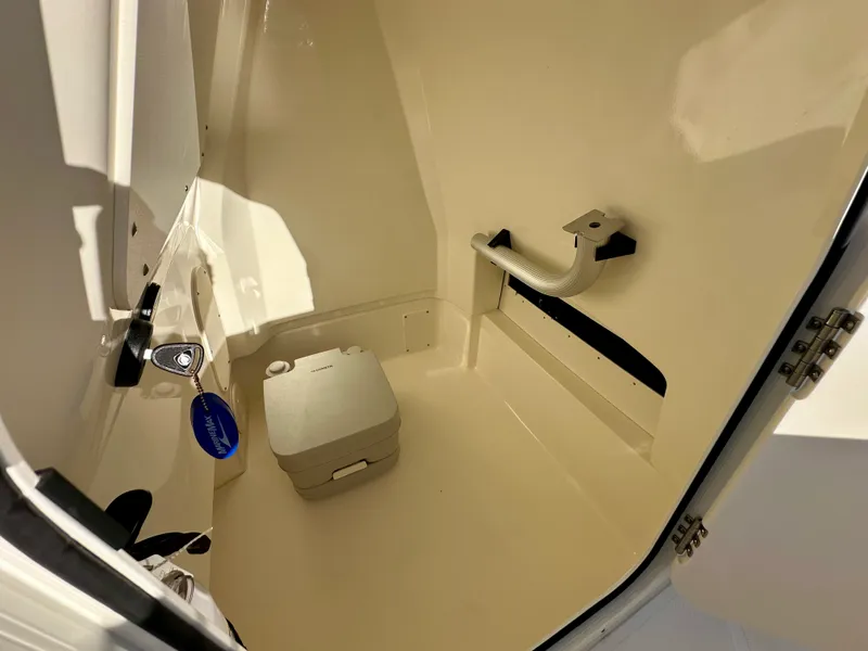 Slide: The Image of Boston Whaler 220 DAUNTLESS 2025 - 28