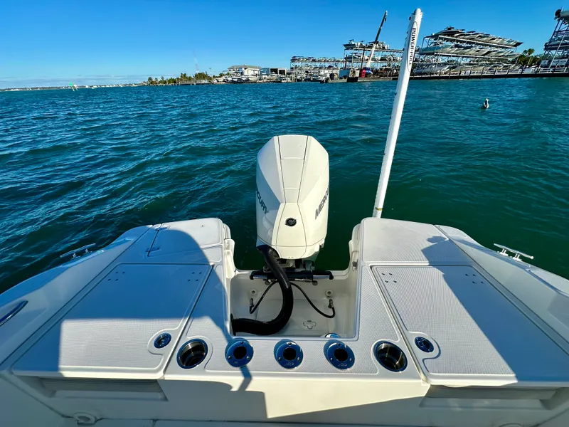 Slide: The Image of Boston Whaler 220 DAUNTLESS 2025 - 29