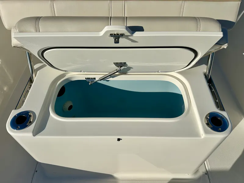 Slide: The Image of Boston Whaler 220 DAUNTLESS 2025 - 32