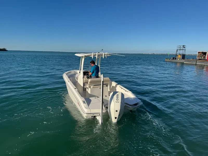 Slide: The Image of Boston Whaler 220 DAUNTLESS 2025 - 4