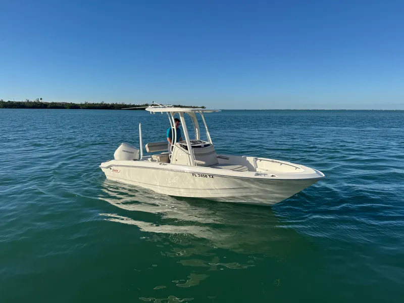 Slide: The Image of Boston Whaler 220 DAUNTLESS 2025 - 5