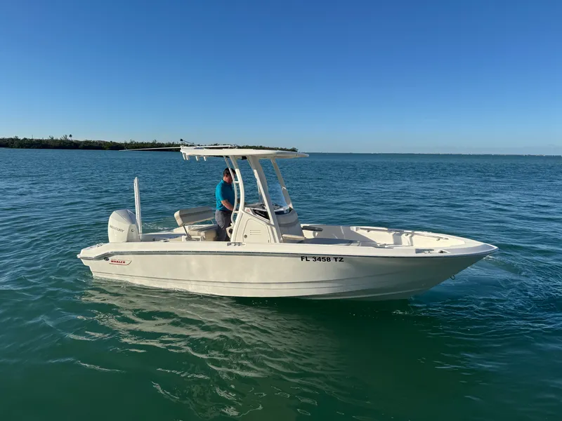 Slide: The Image of Boston Whaler 220 DAUNTLESS 2025 - 9