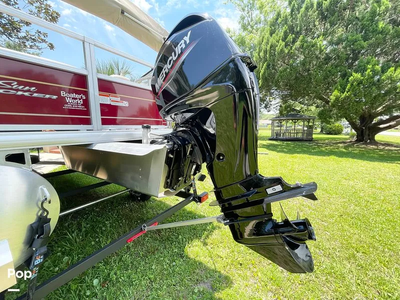 Slide: The Image of Sun Tracker Party Barge 18 DLX 2023 - 14328982