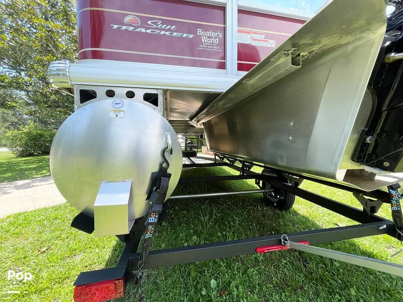 Slide: The Image of Sun Tracker Party Barge 18 DLX 2023 - 14328984